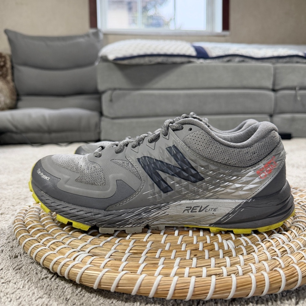 New Balance Women’s Summit Q.O.M. Trail Running Shoes Sneakers in Gray 8 - Picture 3 of 14